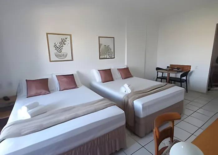 Apartamento Na Praia Do Meio | Piscina E Garagem | Proximo Ao Centro